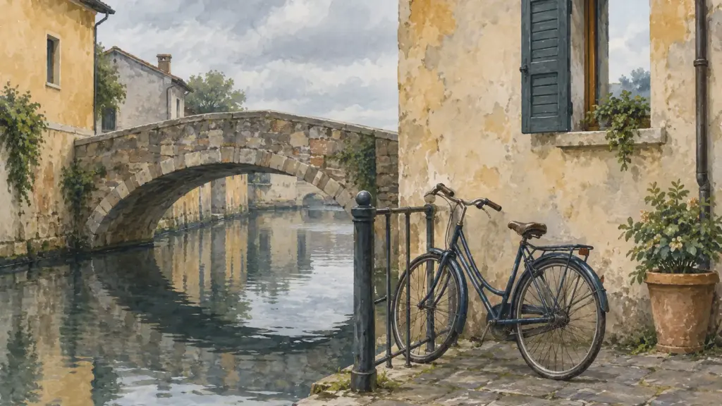 Un piccolo ponte di pietra su un canale, con una bicicletta appoggiata alla ringhiera, sotto un cielo coperto.